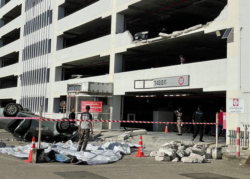 รถเก๋งตกห้างชั้น 2 