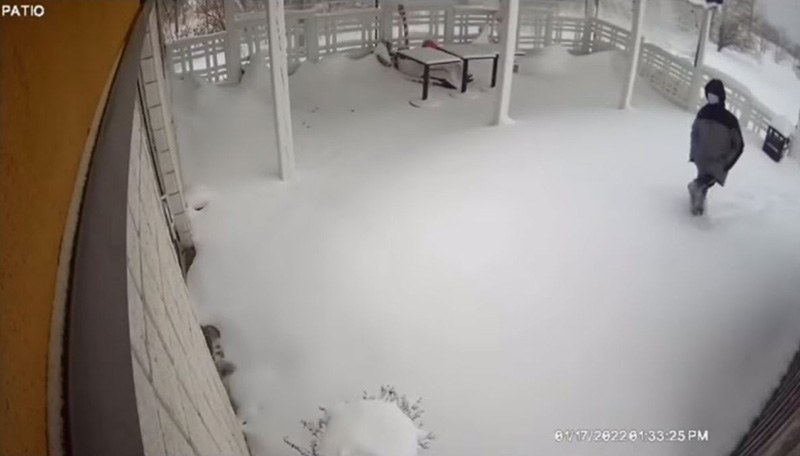 หนุ่มใจเด็ด เดินเท้าฝ่าพายุหิมะ