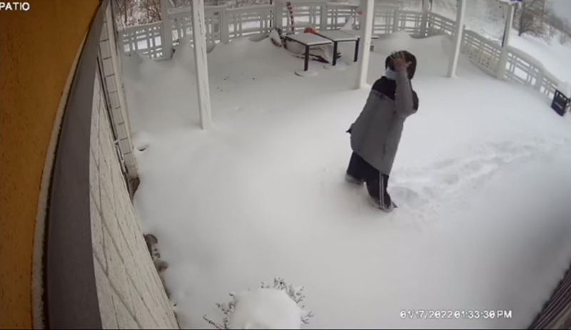 หนุ่มใจเด็ด เดินเท้าฝ่าพายุหิมะ