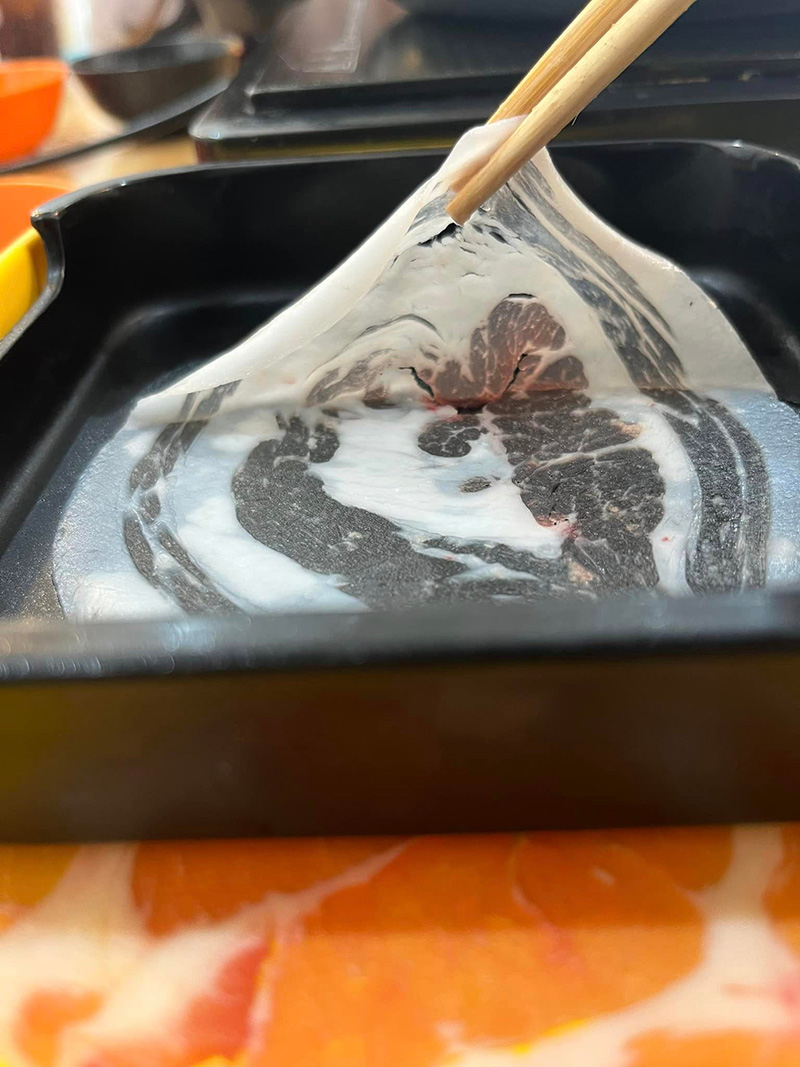 สาวรีวิวบุฟเฟต์ ถึงกับเอ๊ะเมื่อเห็นหมูสไลด์