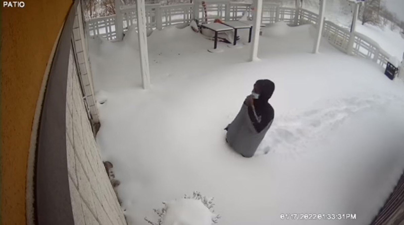 หนุ่มใจเด็ด เดินเท้าฝ่าพายุหิมะ