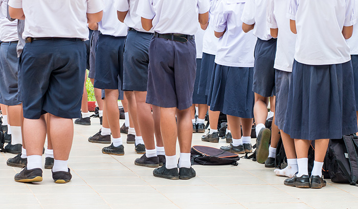 โรงเรียนออกกฎร้องเพลงชาติไม่ดัง ตัดคะแนนพฤติกรรม