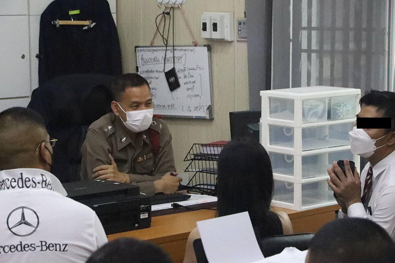 หนุ่มราดน้ำนักมวยสาวโร่ขอโทษ 