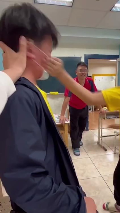 ครูใจเหี้ยม ให้เด็กตบหน้ากัน