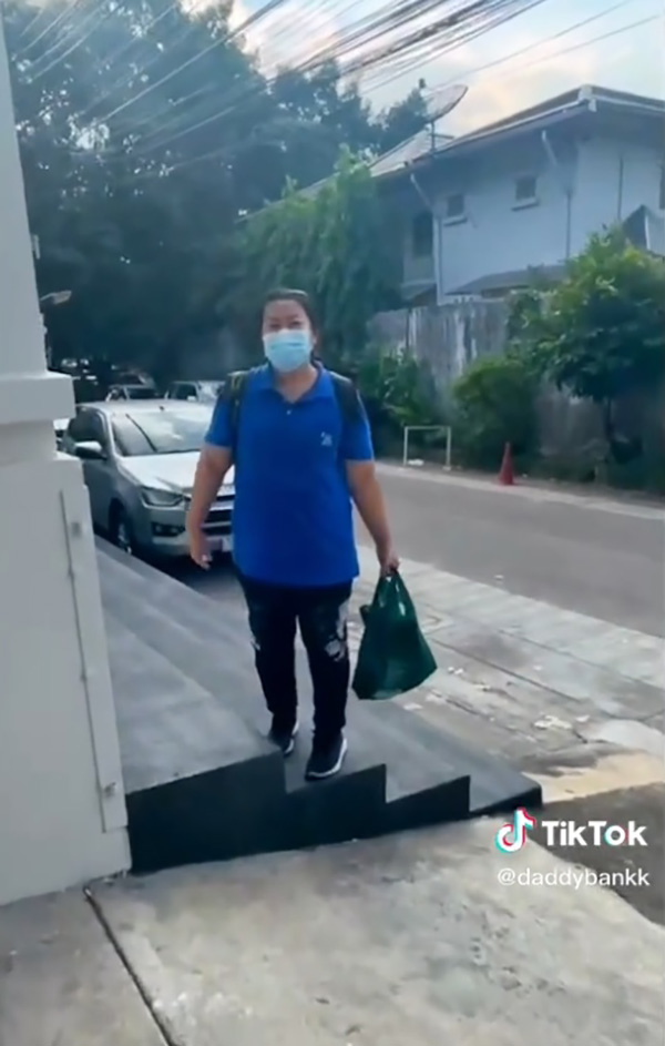 แม่บ้านเดินมาทำงานทุกวัน น้อง ๆ รวมเงินซื้อจักรยาน