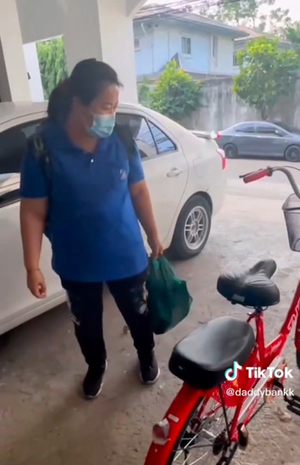 แม่บ้านเดินมาทำงานทุกวัน น้อง ๆ รวมเงินซื้อจักรยาน