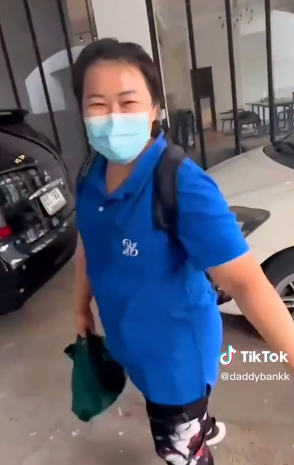 แม่บ้านเดินมาทำงานทุกวัน น้อง ๆ รวมเงินซื้อจักรยาน