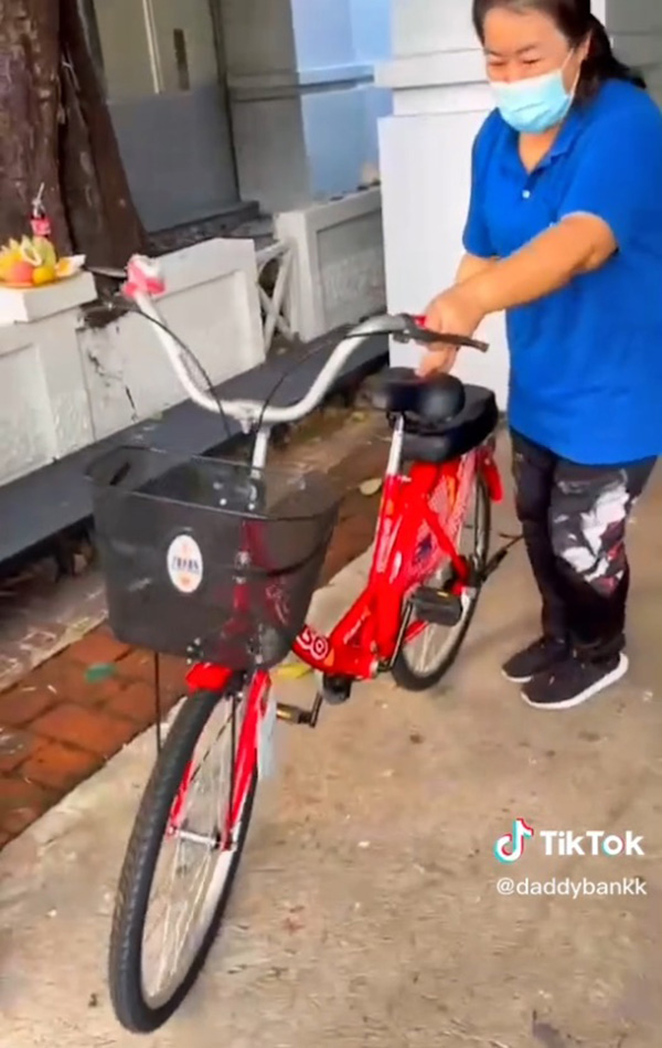 แม่บ้านเดินมาทำงานทุกวัน น้อง ๆ รวมเงินซื้อจักรยาน