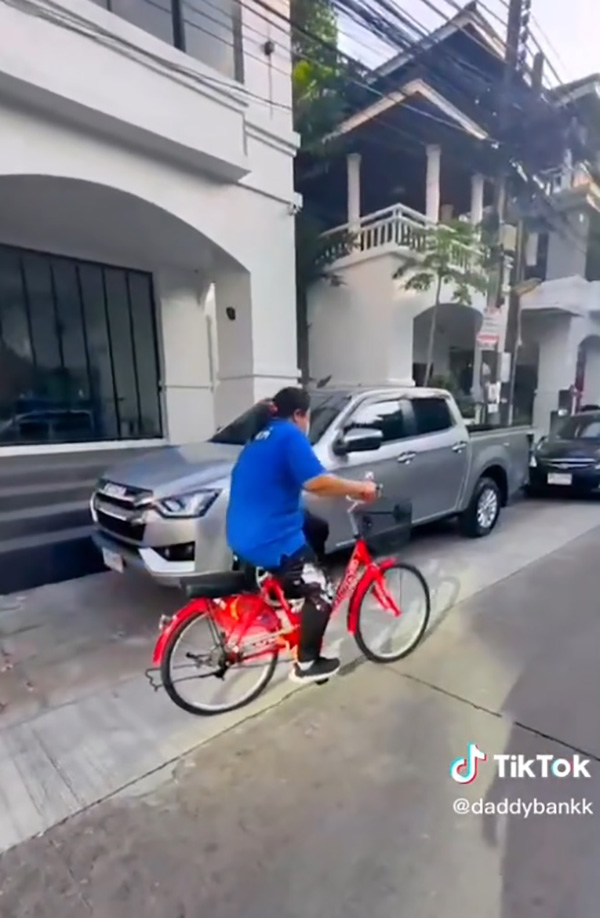 แม่บ้านเดินมาทำงานทุกวัน น้อง ๆ รวมเงินซื้อจักรยาน