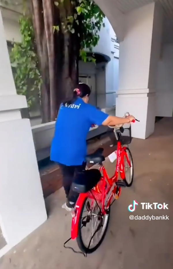 แม่บ้านเดินมาทำงานทุกวัน น้อง ๆ รวมเงินซื้อจักรยาน