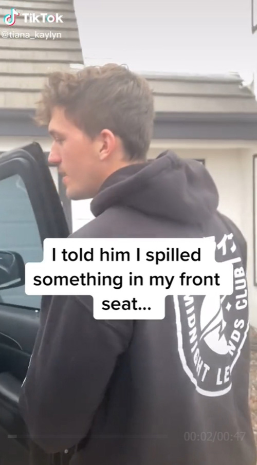 หนุ่มเปิดรถน้ำตาไหล เจอของขวัญนั่งรอ