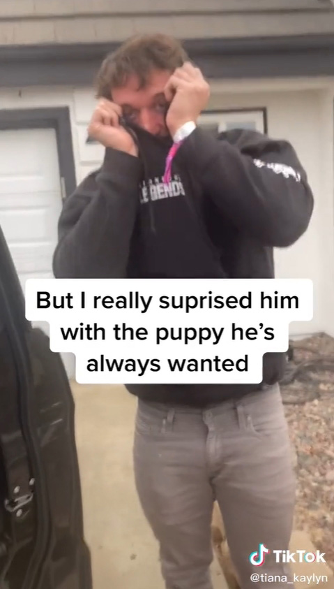 หนุ่มเปิดรถน้ำตาไหล เจอของขวัญนั่งรอ