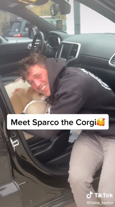 หนุ่มเปิดรถน้ำตาไหล เจอของขวัญนั่งรอ