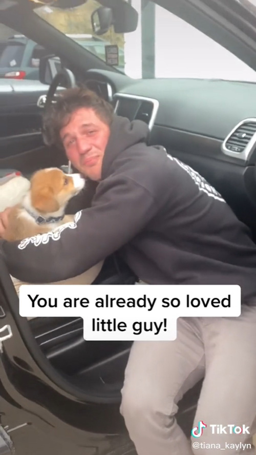 หนุ่มเปิดรถน้ำตาไหล เจอของขวัญนั่งรอ