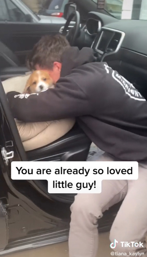 หนุ่มเปิดรถน้ำตาไหล เจอของขวัญนั่งรอ