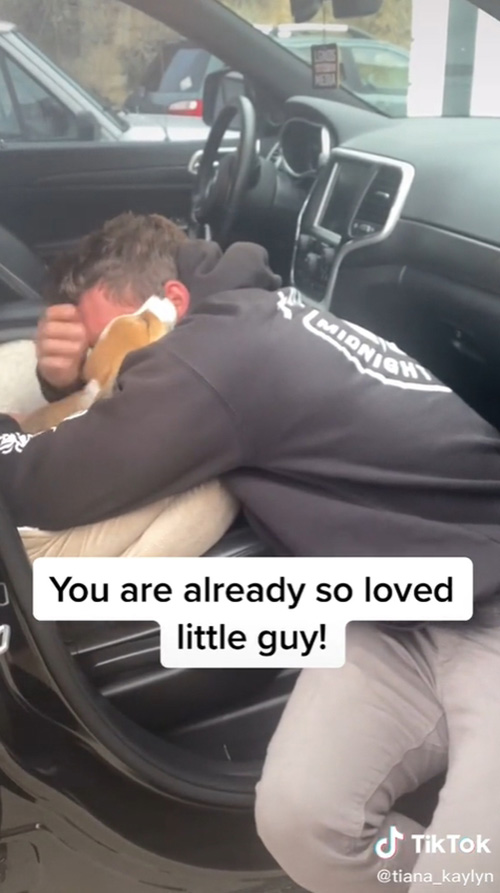 หนุ่มเปิดรถน้ำตาไหล เจอของขวัญนั่งรอ