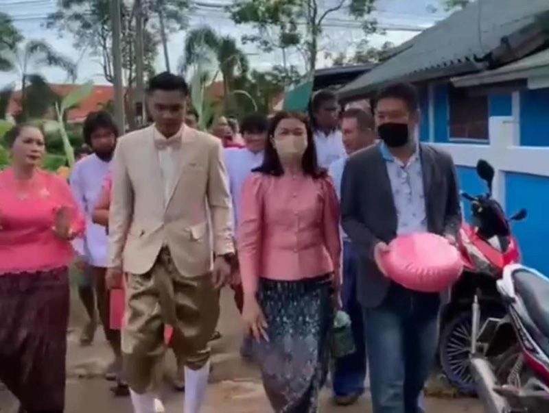 เจ้าบ่าวหอบสินสอด 999 บาท ขอเจ้าสาวแต่งงาน