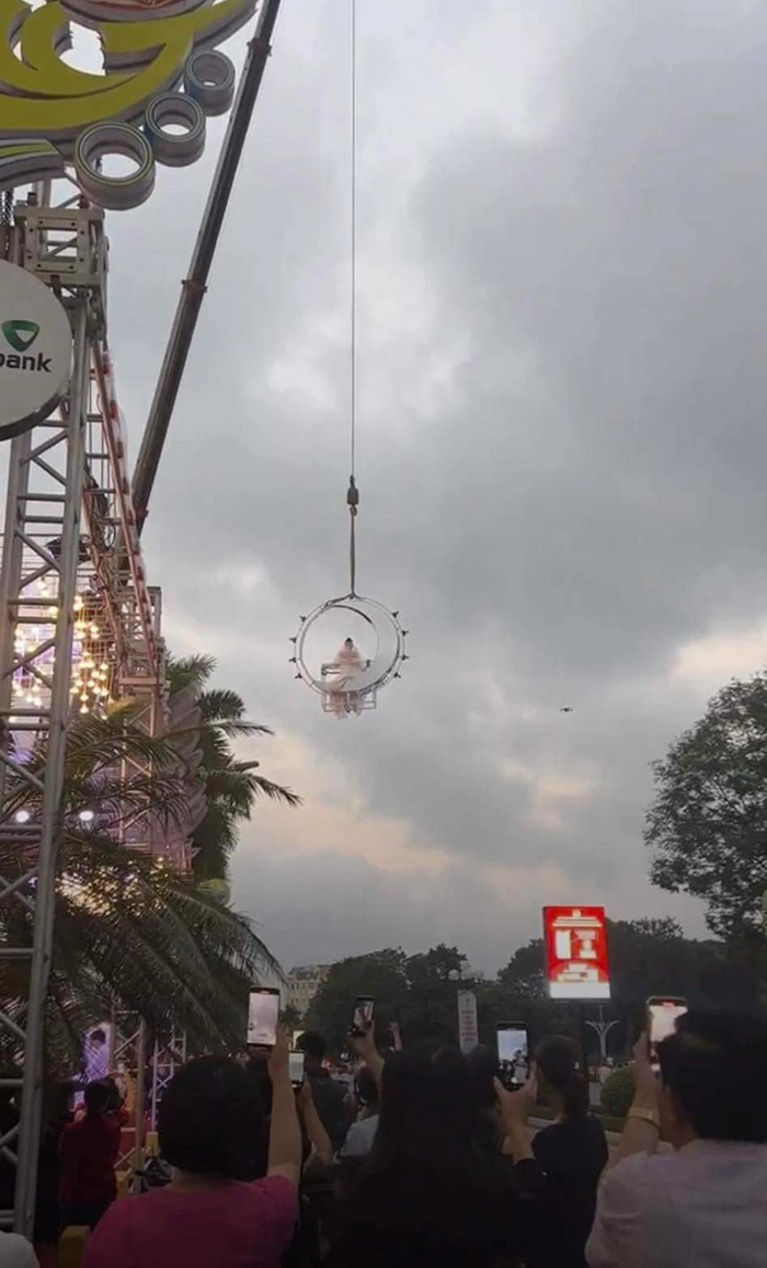 เจ้าสาวสร้างตำนานใหม่ งานแต่งขึ้นรถหรูก็ธรรมดาไป