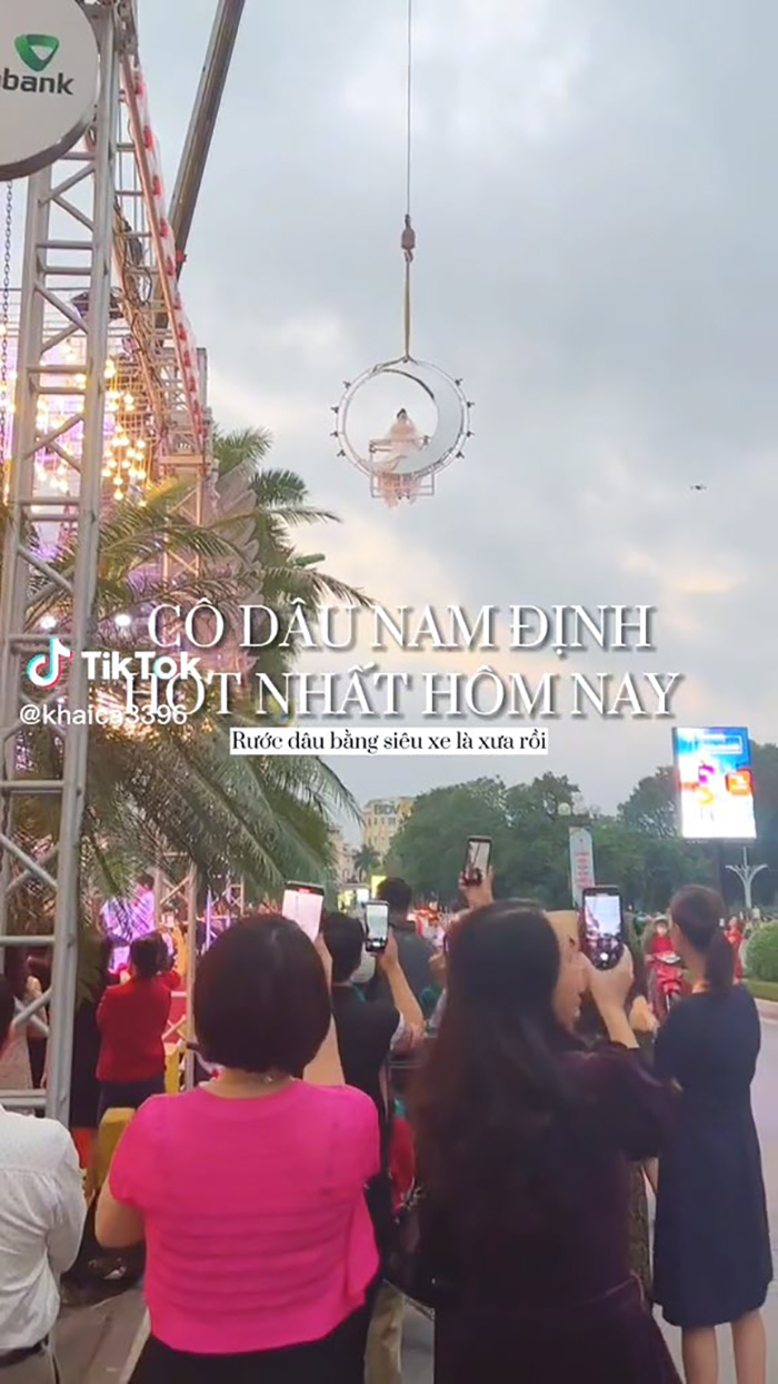 เจ้าสาวสร้างตำนานใหม่ งานแต่งขึ้นรถหรูก็ธรรมดาไป