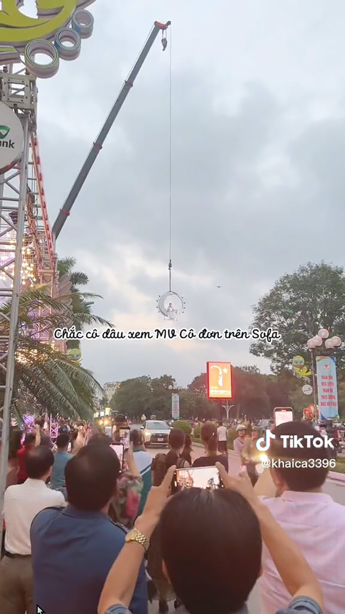 เจ้าสาวสร้างตำนานใหม่ งานแต่งขึ้นรถหรูก็ธรรมดาไป