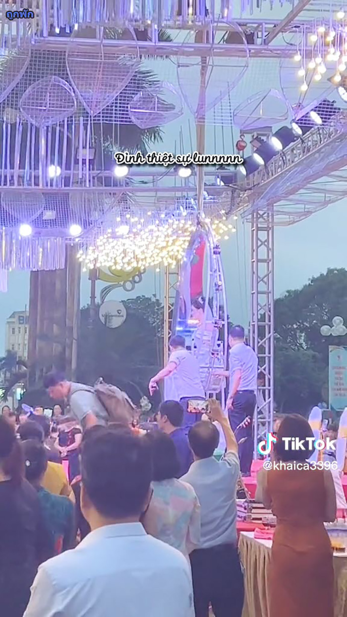 เจ้าสาวสร้างตำนานใหม่ งานแต่งขึ้นรถหรูก็ธรรมดาไป