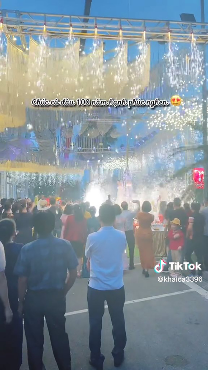 เจ้าสาวสร้างตำนานใหม่ งานแต่งขึ้นรถหรูก็ธรรมดาไป