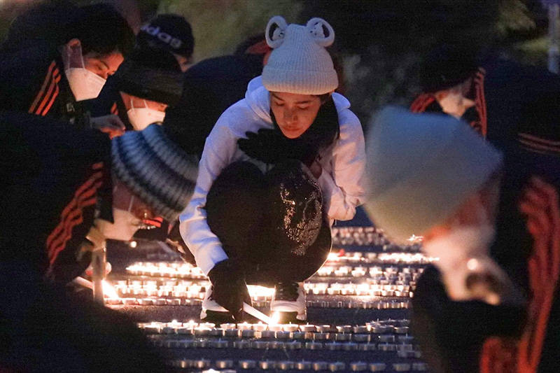 เจ้าคุณพระสินีนาฏ ร่วมจุดเทียนอาลัยเหยื่อกราดยิง 
