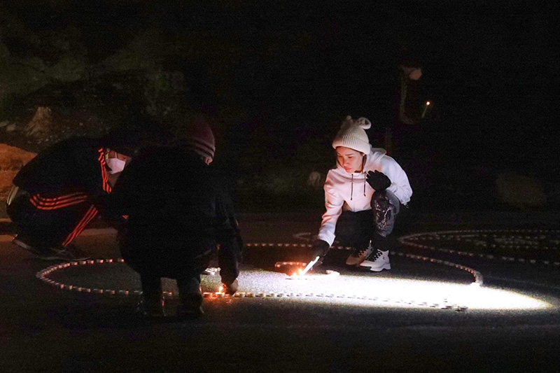 เจ้าคุณพระสินีนาฏ ร่วมจุดเทียนอาลัยเหยื่อกราดยิง 