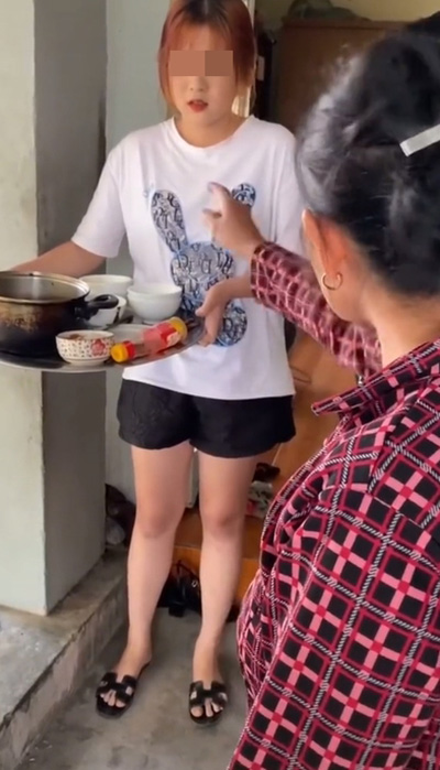 ลูกสะใภ้นั่งเล่นมือถือ โดนแม่ผัวใช้ให้ไปล้างจาน