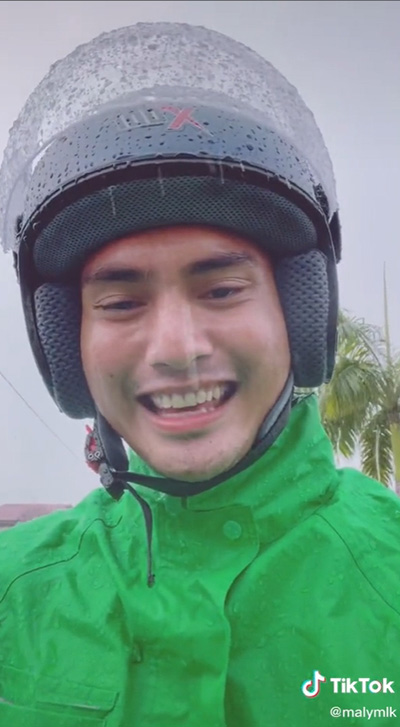 หนุ่มไรเดอร์ โชว์ใบปริญญา 2 ใบ 