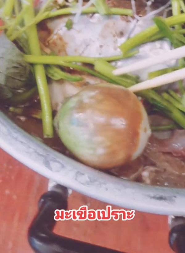 เมื่อฝรั่งลองกินหมูกระทะครั้งแรก เดินไปเห็นเตาถึงกับเหวอตาค้าง 