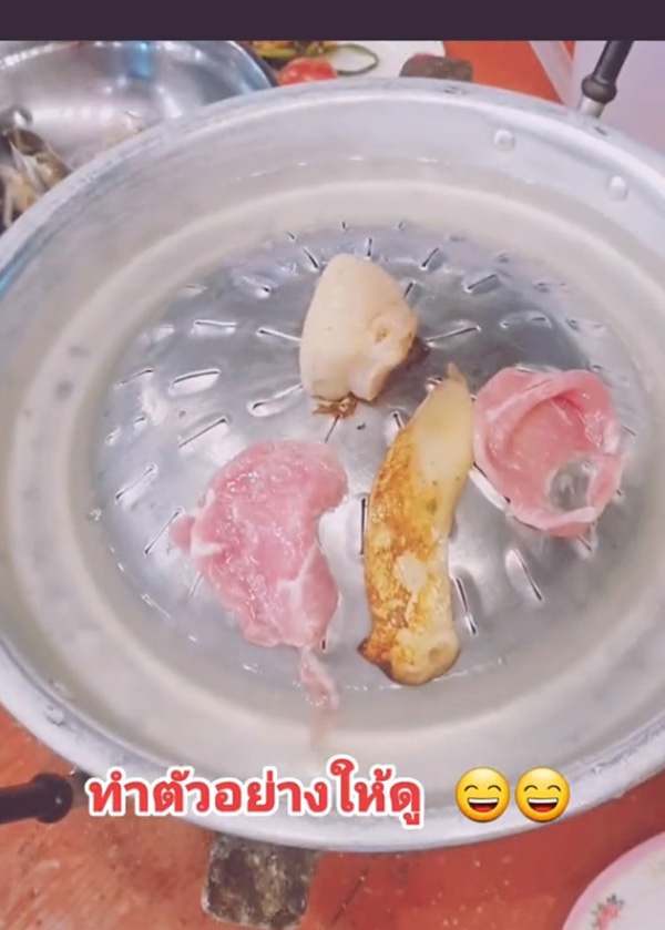 เมื่อฝรั่งลองกินหมูกระทะครั้งแรก เดินไปเห็นเตาถึงกับเหวอตาค้าง 