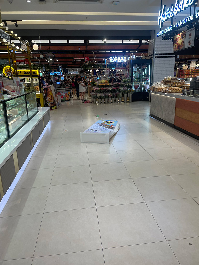 ยิงปืนกลางห้าง