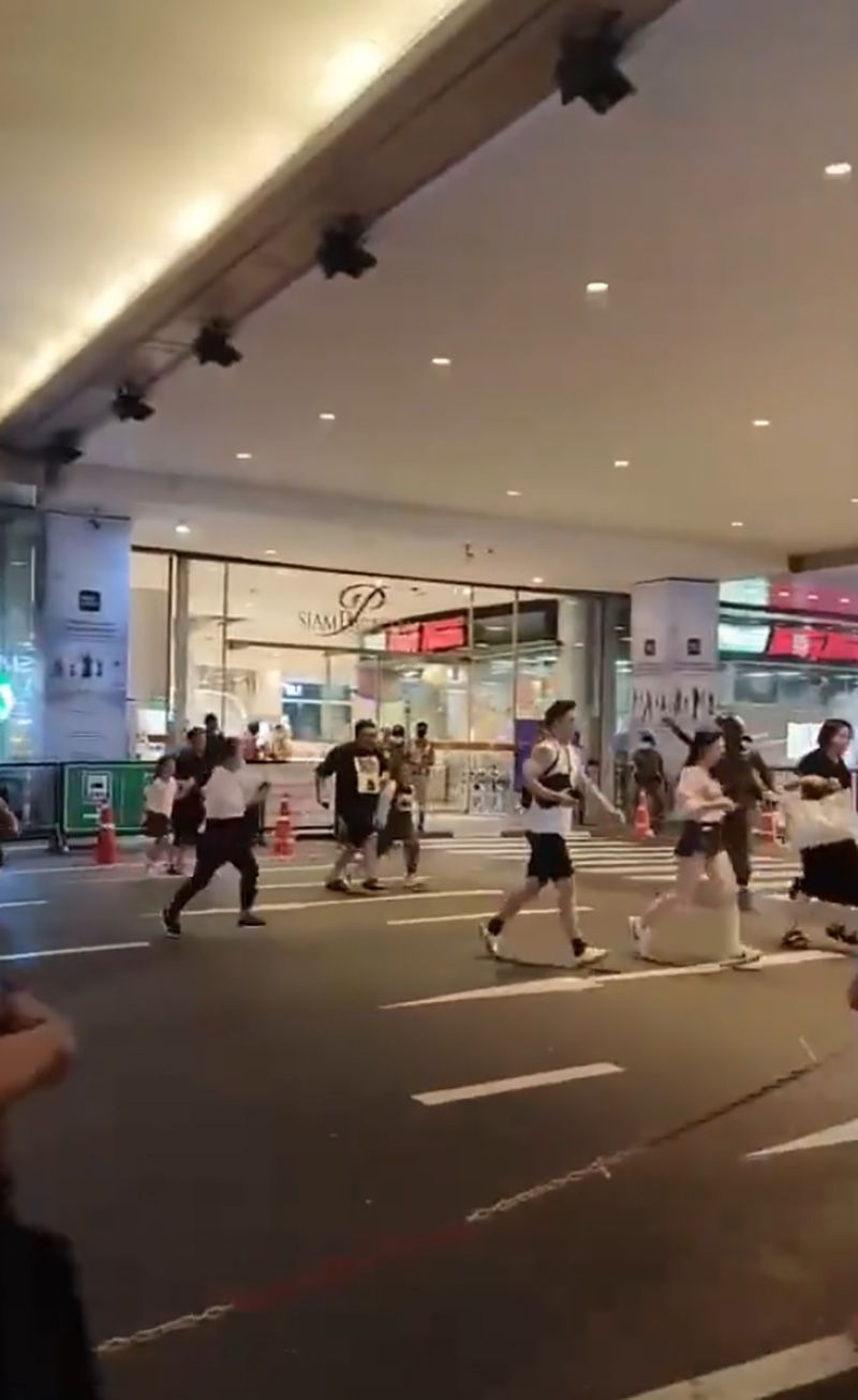 ยิงปืนกลางห้าง