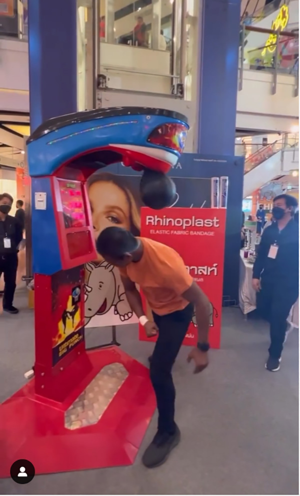 บัวขาว VS อรอุมา ชกตู้วัดพลังหมัด 