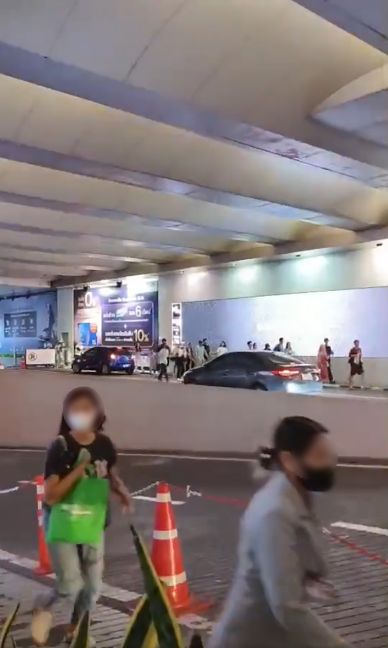 ยิงปืนกลางห้าง