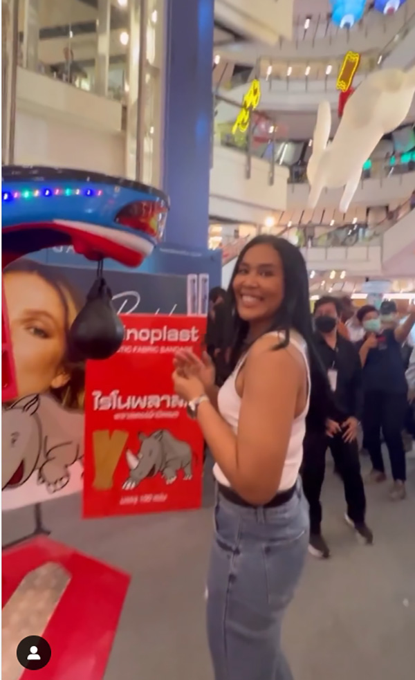 บัวขาว VS อรอุมา ชกตู้วัดพลังหมัด 