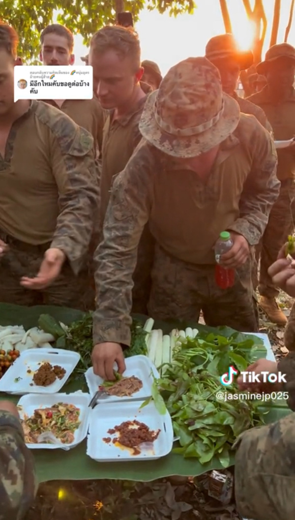 ครูฝึกไทยจัดเมนูเด็ดต้อนรับ ทหารอเมริกัน ส้มตำ น้ำพริก ผักลวก