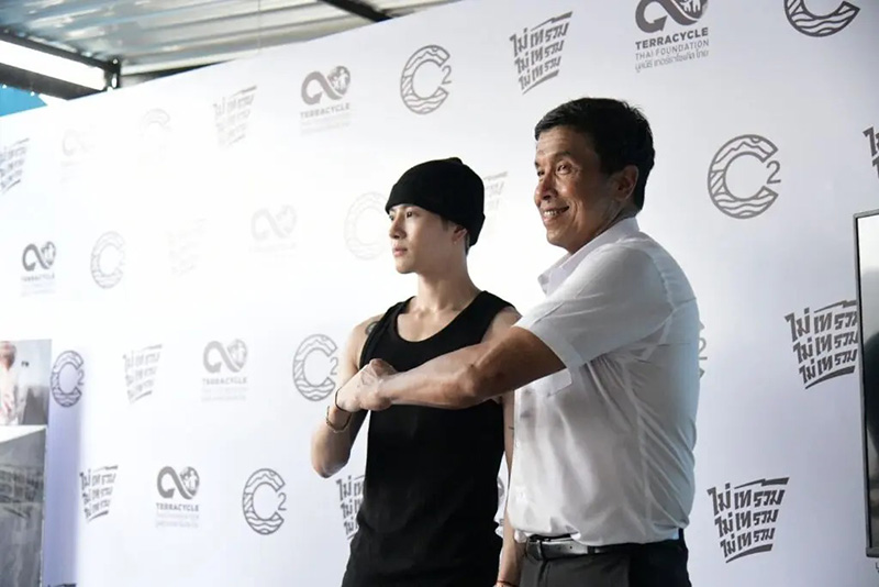 แจ็คสัน เจอ ชัชชาติ ลงเรือตักขยะด้วยกัน