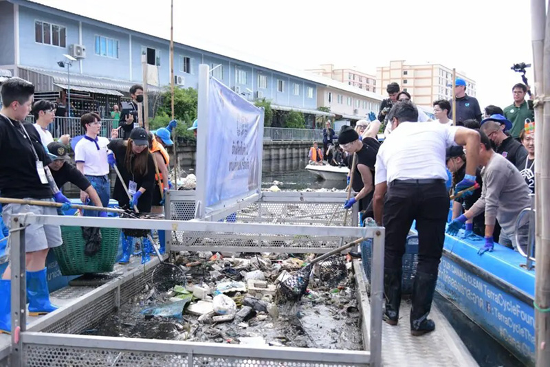 แจ็คสัน เจอ ชัชชาติ ลงเรือตักขยะด้วยกัน