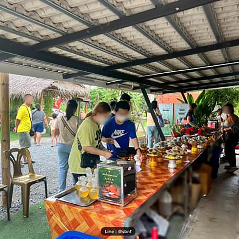 ประชาชนบูชาเทพสี่หูห้าตา