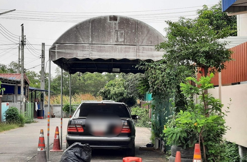 สุดทน แฉเพื่อนบ้านตัวดีตั้งเต็นท์ปิดถนนหนึ่งเลน ทำที่จอดรถส่วนตัว