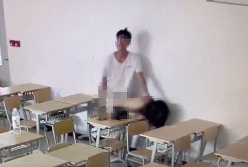 ฉาวว่อน คู่รักใจกล้า ดอดจู๋จี๋กันในห้องเรียน 