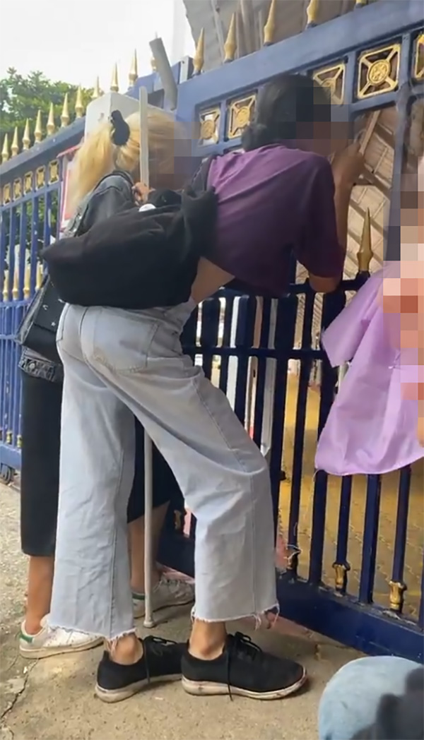 หยก เยาวชน 15 ปีนรั้วเข้าโรงเรียน หลังรปภ ปิดประตูห้ามเข้า  