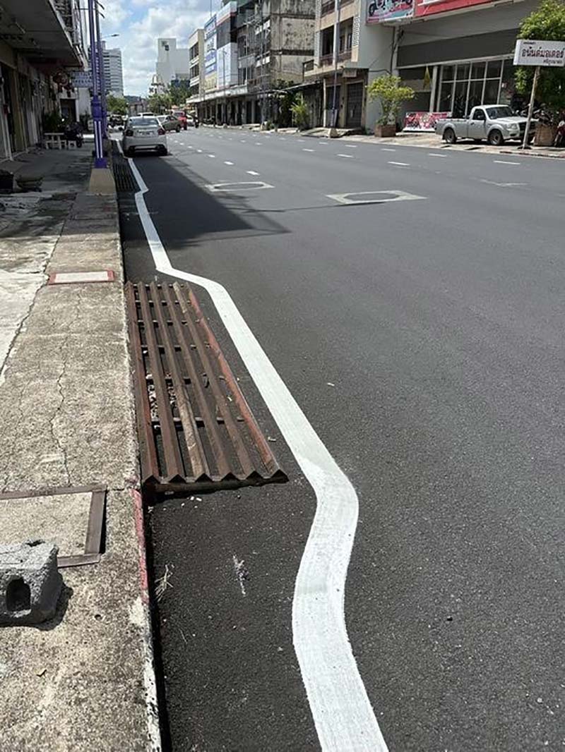 ตีเส้นขอบถนนอ้อมเหล็กริมทาง คดเป็นงูเชียว สวดยับมักง่ายเกิน 