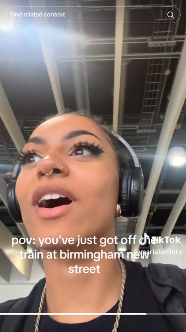 คู่รักเกินห้ามใจ นั่งกินบวบกันฟิน ๆ ริมชานชาลา โจ๋งครึ่มรับยามเช้าจนคนตะลึง