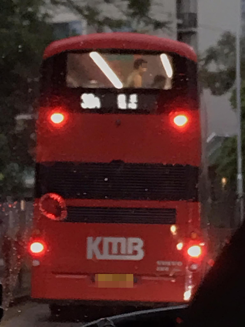ถ่ายภาพวันฝนพรำ โผล่ภาพชายหญิงบนรถบัส ถกสนั่น