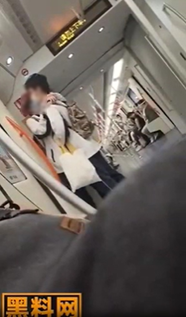 คู่รักยืนเบียดบนรถไฟ