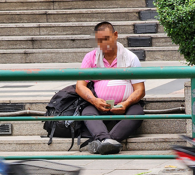 ชายแกล้งตาบอด