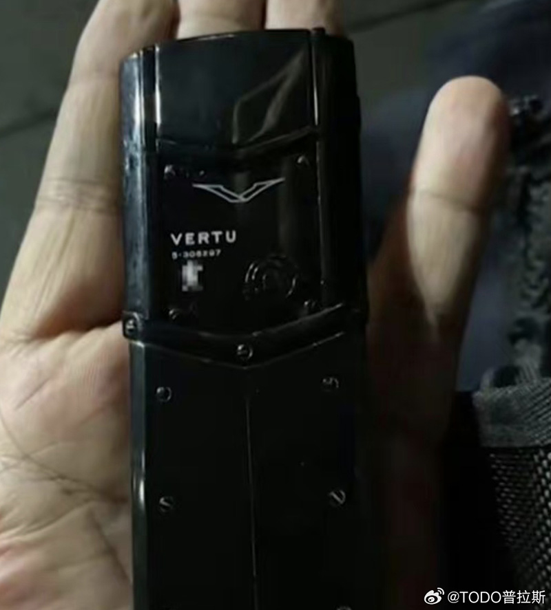 หญิงเก็บมือถือได้